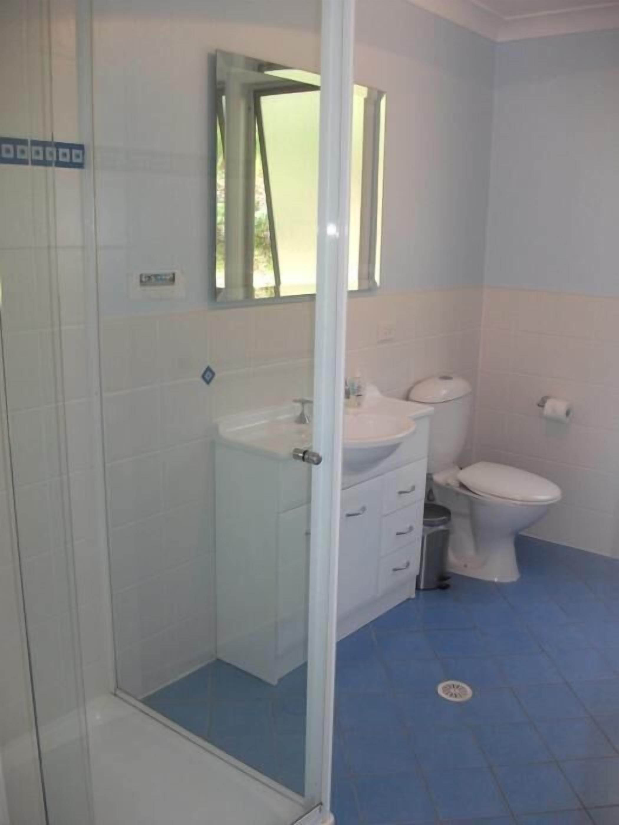 Combined shower/bathtub, free toiletries, towels