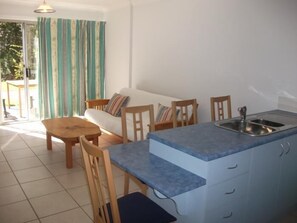 Réfrigérateur grande capacité avec congélateur, four à micro-ondes