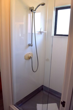 Bathroom shower - Papakura Monument Motor Lodge (Papakura)