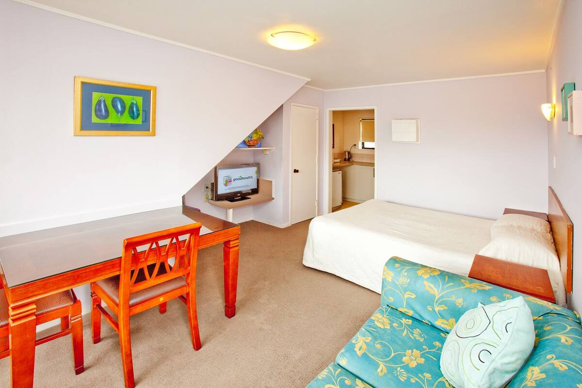Family Suite, 1 Bedroom, Non Smoking, Kitchen (Family room) | Desk, iron/ironing board (on request), WiFi (free)