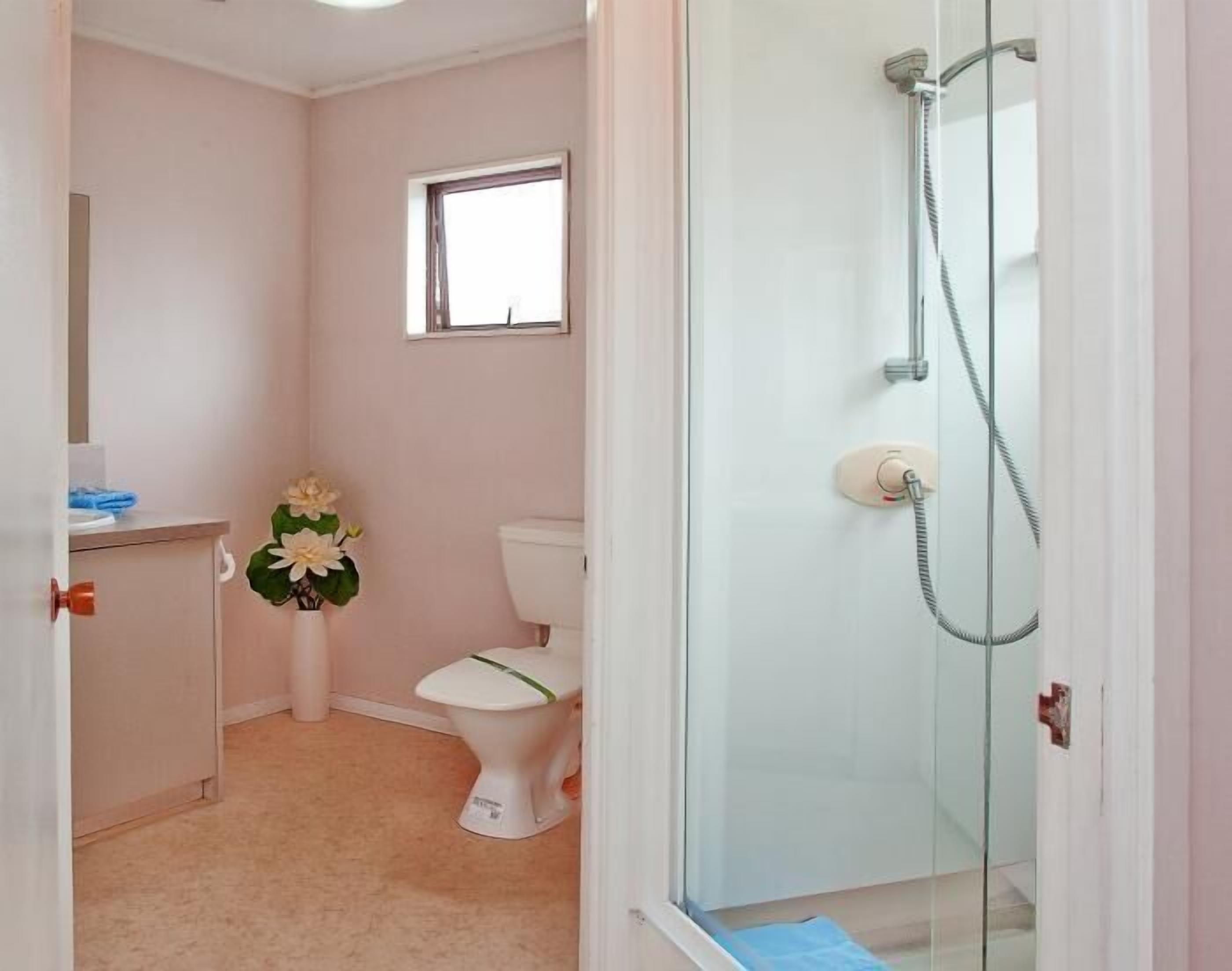 Ducha, secador de pelo, toallas