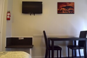 Standard Twin Studio | Desk, iron/ironing board, free WiFi - Papakura Monument Motor Lodge (Papakura)