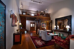 Habitación familiar doble, varias camas (Stewart) | Caja fuerte, decoración individual, mobiliario individual y escritorio