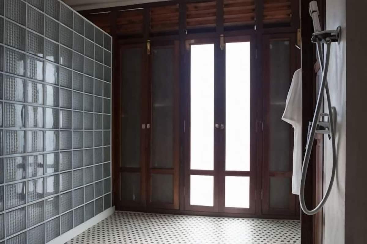 Salle de bain | Séchoir à cheveux, peignoirs, pantoufles, serviettes fournies