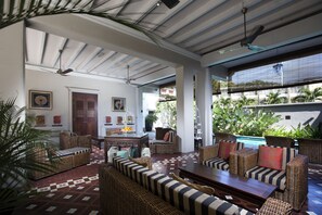 Outdoor pool - Seven Terraces Hotel (George Town)