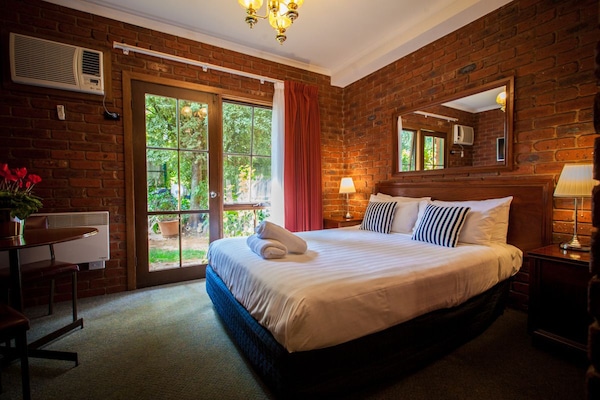 3 bedrooms, premium bedding, iron/ironing board, free WiFi