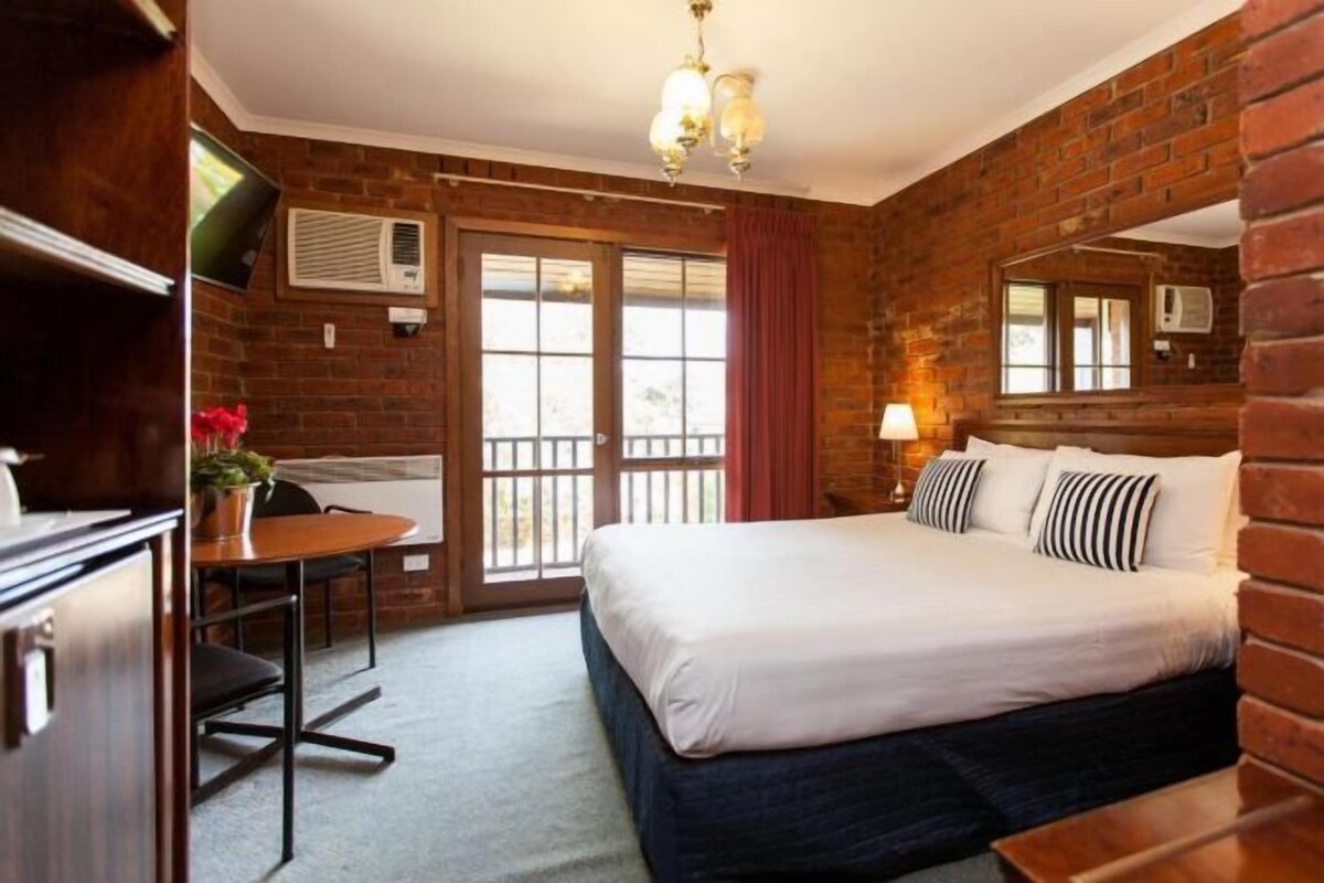 3 bedrooms, premium bedding, iron/ironing board, WiFi (free)