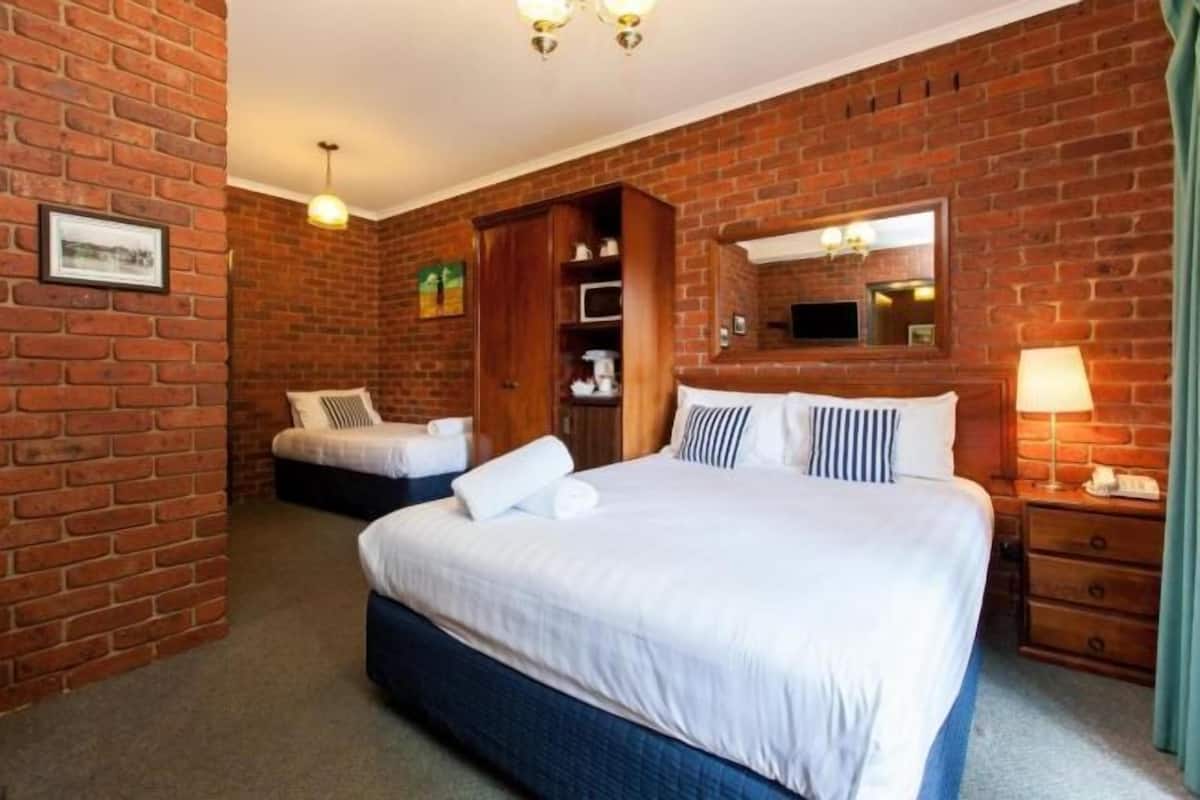 3 bedrooms, premium bedding, iron/ironing board, free WiFi