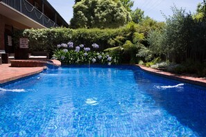 Outdoor pool - Armour Motor Inn (Beechworth)
