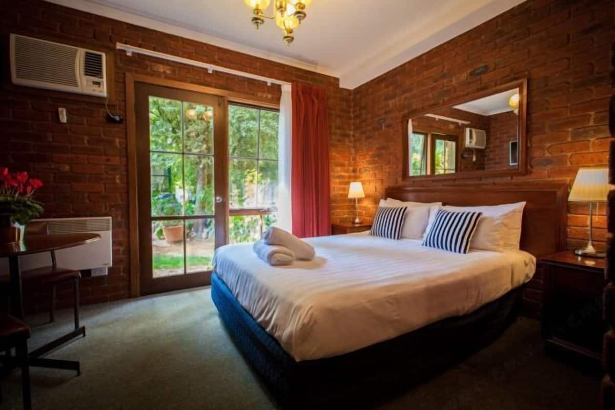 3 bedrooms, premium bedding, iron/ironing board, free WiFi