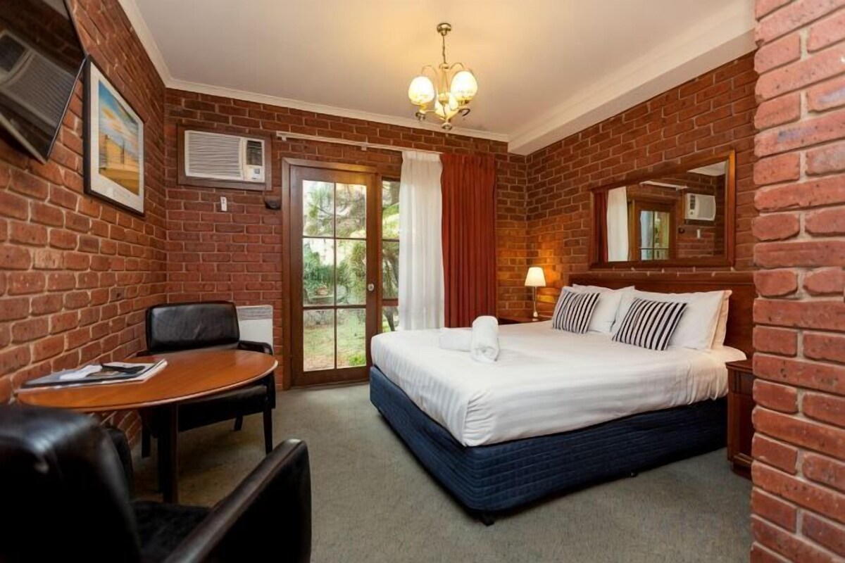 3 bedrooms, premium bedding, iron/ironing board, WiFi (free)
