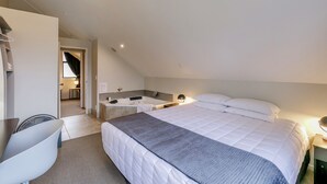 Une chambre d’hôtel moderne dotée d’un grand lit, d’un bureau et d’une salle de bain séparée.