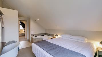 Apartamento Premier, 2 habitaciones, no fumadores, vistas al lago | Edredones de plumas, cortinas opacas, tabla de planchar con plancha