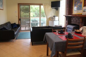 Apartamento, 1 habitación | Zona de estar | Una televisión LED, un reproductor de DVD