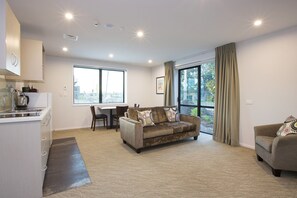 Suite – standard, 1 soverom, ikke-røyk, tekjøkken (Apartment) | Oppholdsrom | En 42-tommers LED-TV med Parabol-TV samt TV