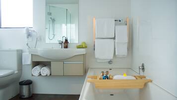 Executive Studio, Non Smoking, Kitchenette (Executive Studio -SpaBath) | Bathroom | Designer toiletries, hair dryer, towels