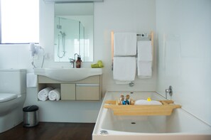 Executive Studio, Non Smoking, Kitchenette (Executive Studio -SpaBath) | Bathroom | Designer toiletries, hair dryer, towels - 850 Cameron Motel (Tauranga)
