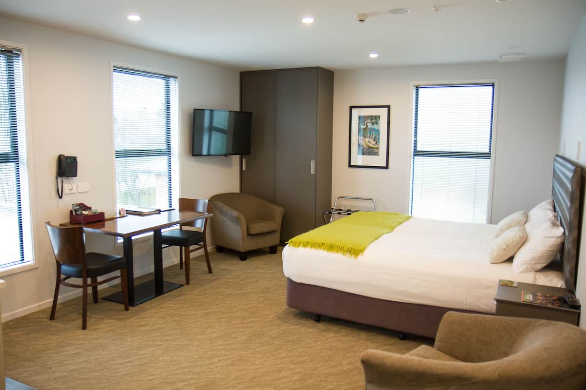 Executive Studio, Non Smoking, Kitchenette (Executive Studio -SpaBath) | 1 bedroom, Egyptian cotton sheets, premium bedding, in-room safe