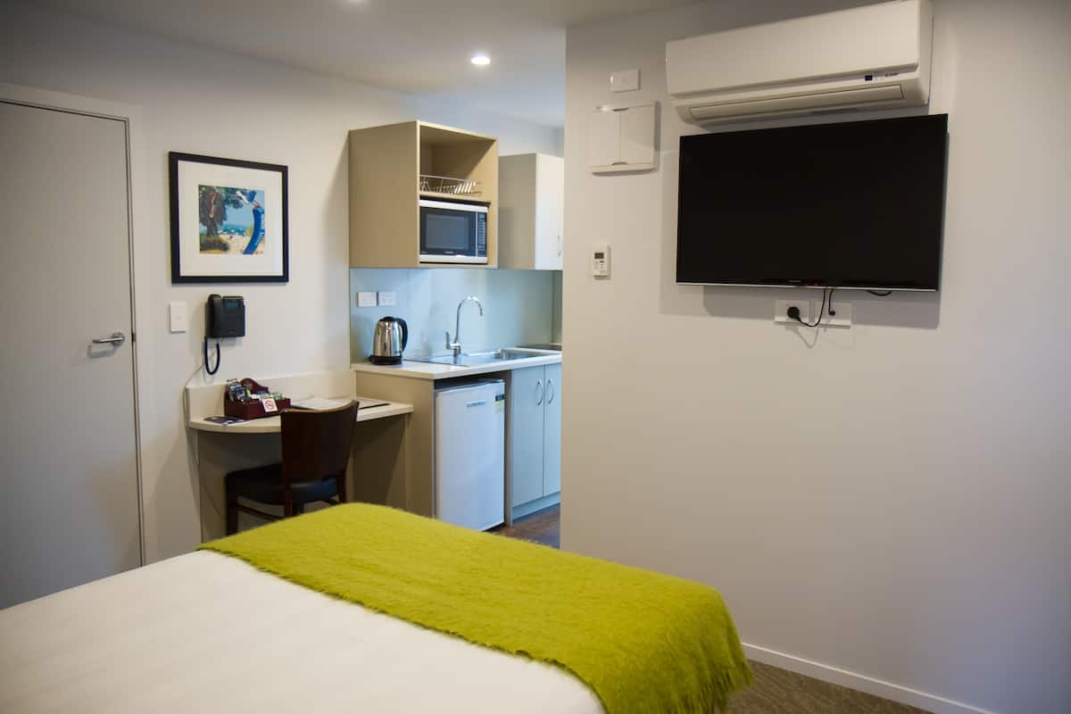 Standard Studio, Non Smoking, Kitchenette (Standard Studio - Double) | 1 bedroom, Egyptian cotton sheets, premium bedding, in-room safe