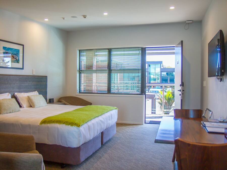 Executive Studio, Non Smoking, Kitchenette | Egyptian cotton sheets, premium bedding, in-room safe, soundproofing