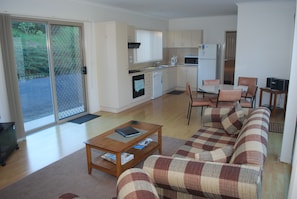 Refrigerador con congelador, microondas, horno y parrilla de estufa