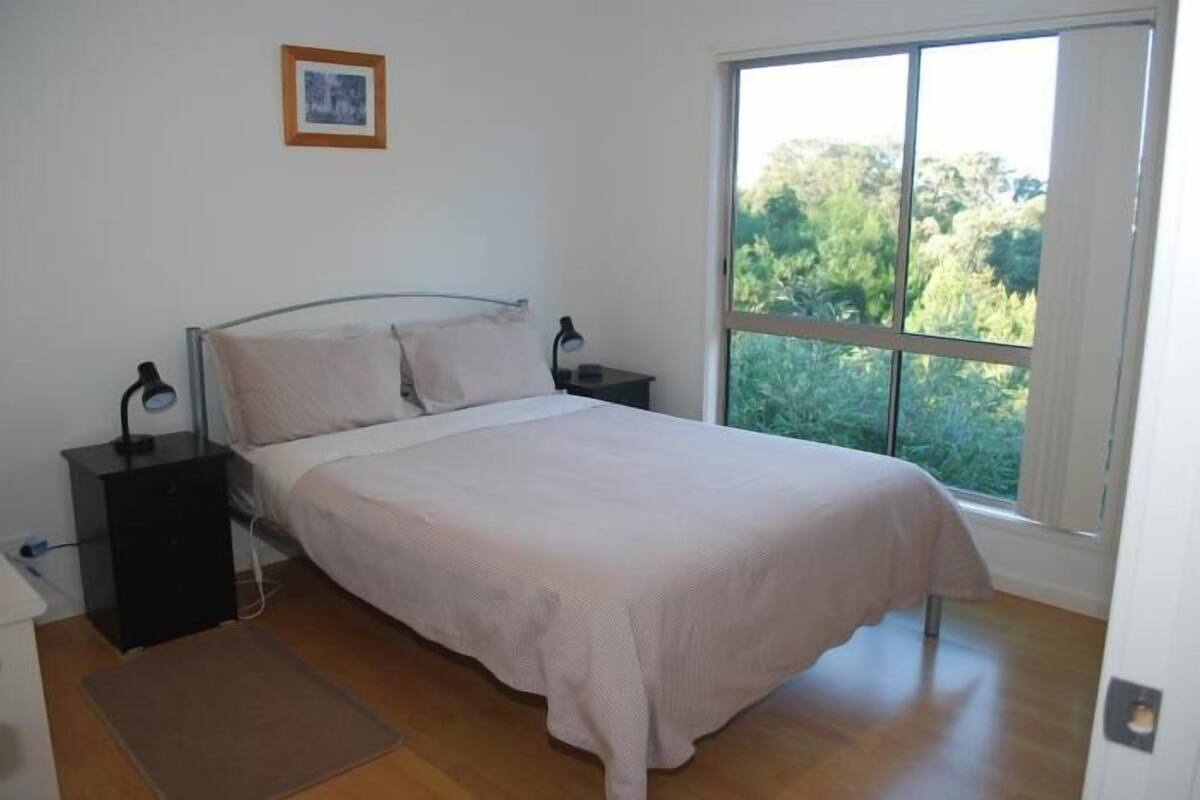 2 bedrooms, soundproofing, iron/ironing board, WiFi (free)