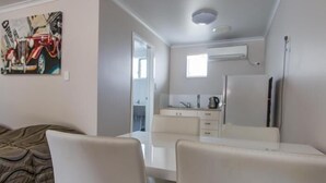 ห้องแฟมิลี่, ปลอดบุหรี่, ห้องครัวขนาดเล็ก | บริเวณนั่งเล่น | ทีวีจอแบน