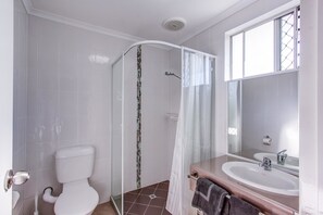 Shower, hair dryer, towels - Galaxy Mackay Motor Inn (West Mackay)