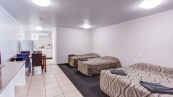 Tabla de planchar con plancha, wifi gratis y ropa de cama
