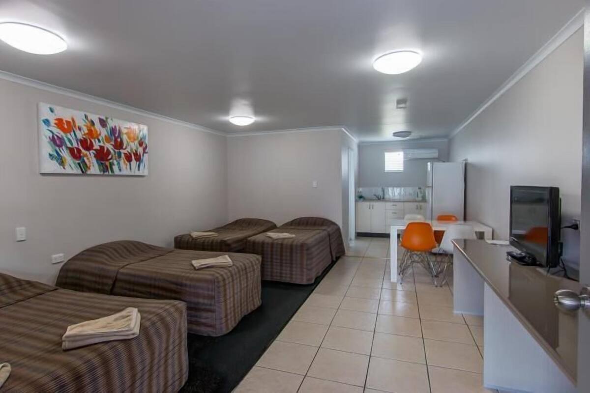 Iron/ironing board, free WiFi, bed sheets