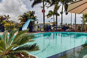 Outdoor pool - Galaxy Mackay Motor Inn (West Mackay)