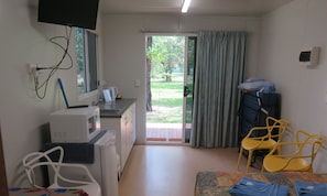 Iron/ironing board, rollaway beds, free WiFi, bed sheets - Batchelor Holiday Park (Batchelor)