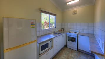 Villa, 2 habitaciones, cocina (Berth 4) | Cocina privada | Refrigerador, cafetera y tetera, tetera eléctrica y tostadora