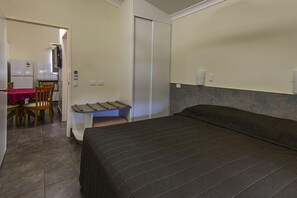 Villa 2 Bedrooms Kitchen (Berth 4) | Iron/ironing board, rollaway beds, free WiFi, bed sheets - Batchelor Holiday Park (Batchelor)