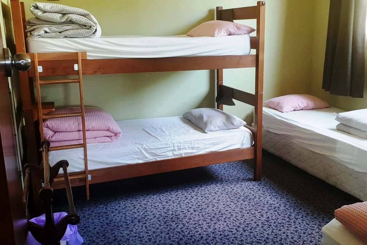 Delad sovsal - Standard - icke-rökare - delat badrum (Female 4 Bed dorm) | Värdeförvaringsskåp på rummet och gratis wi-fi