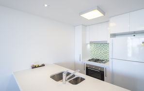 Geladeira, micro-ondas (mediante solicitação), fogão, cooktop