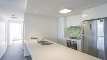 Quarto luxo, 2 quartos | Cozinha privada | Geladeira, micro-ondas (mediante solicitação), fogão, cooktop
