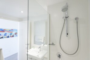 Deluxe Two Bedroom Apartment | Bathroom | Free toiletries, hair dryer, towels - Eastwood Apartments (Woolloongabba)