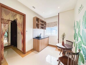 Familie appartement, 1 slaapkamer, uitzicht op de stad | Privékeuken | Een minikoelkast