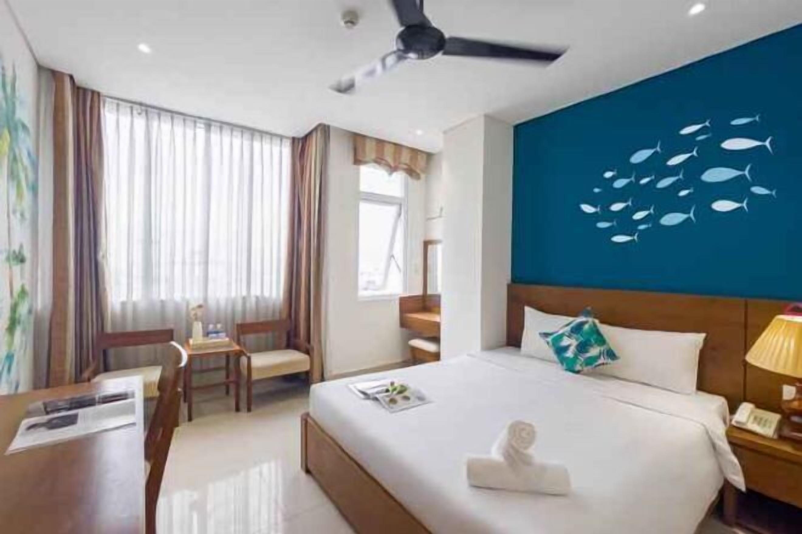 Bureau, espace de travail pour ordinateur portable, rideaux occultants