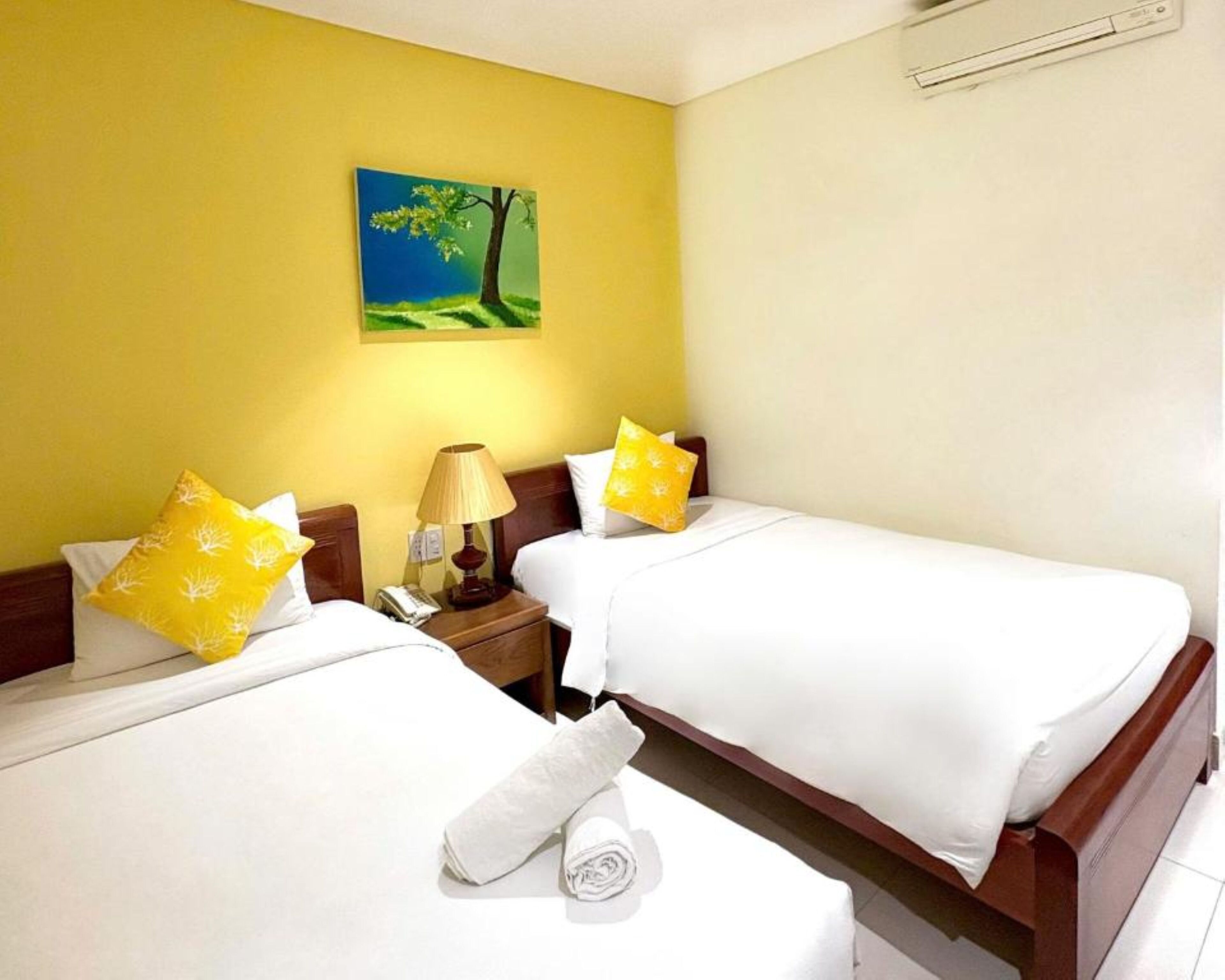 Standard Twin Room | Desk, laptop workspace, blackout curtains, soundproofing