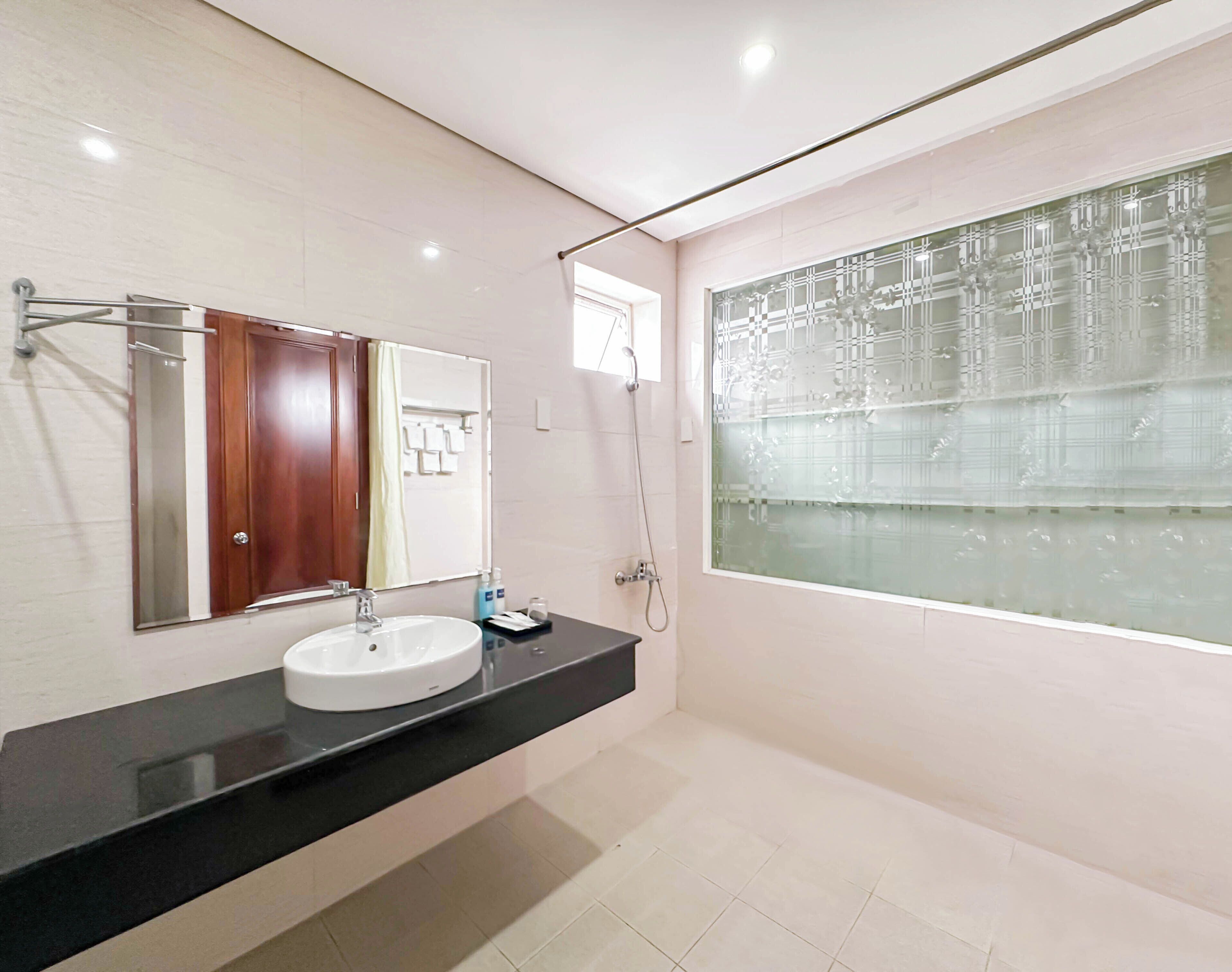 Apartamento família, 1 quarto, vista para a cidade | Banheiro | Chuveiro, ducha de hidromassagem, produtos de toalete biodegradáveis 