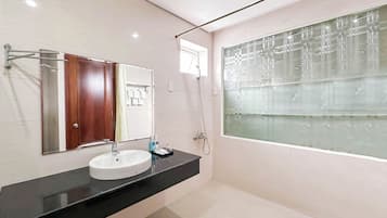 Family Apartment, 1 Bedroom, City View | Bathroom