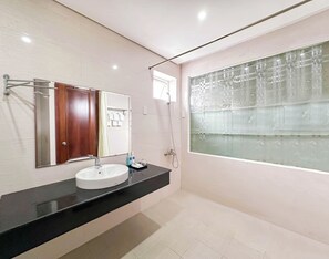 Familieleilighet, 1 soverom, byutsikt | Bad | Dusj, dusjhode med hydromassaje, miljøvennlige toalettsaker og hårføner