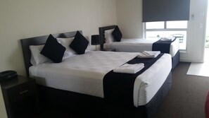 Chambre Deluxe, non-fumeurs (Twin Room) | Literie de qualité supérieure, coffres-forts dans les chambres, bureau