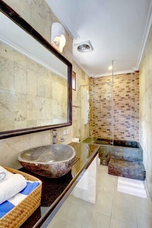 Suite, vista a la alberca | Minibar, caja de seguridad en la habitación, escritorio y camas extra 