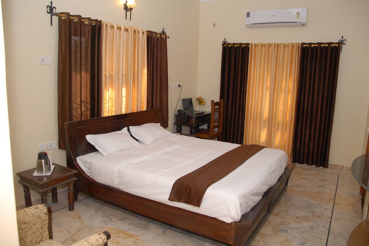 Habitación clásica | 1 habitación, ropa de cama de alta calidad y escritorio