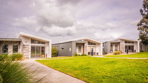 Apartment, 3 Bedrooms | Property grounds - Deakin Geelong Units (Highton)