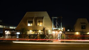 Front of property – evening/night - Taupo Urban Retreat - Hostel (Taupo)