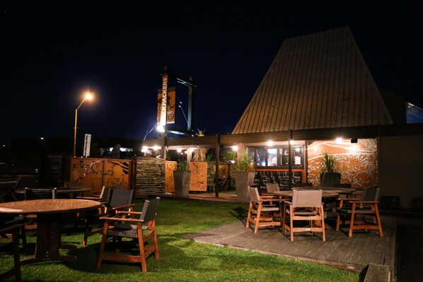 Fassade der Unterkunft – Abend/Nacht